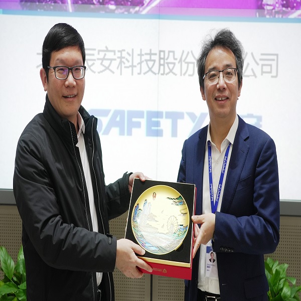 深圳市宝安区领导一行考察调研云顶集团科技 深圳市宝安区领导一行考察调研云顶集团科技
